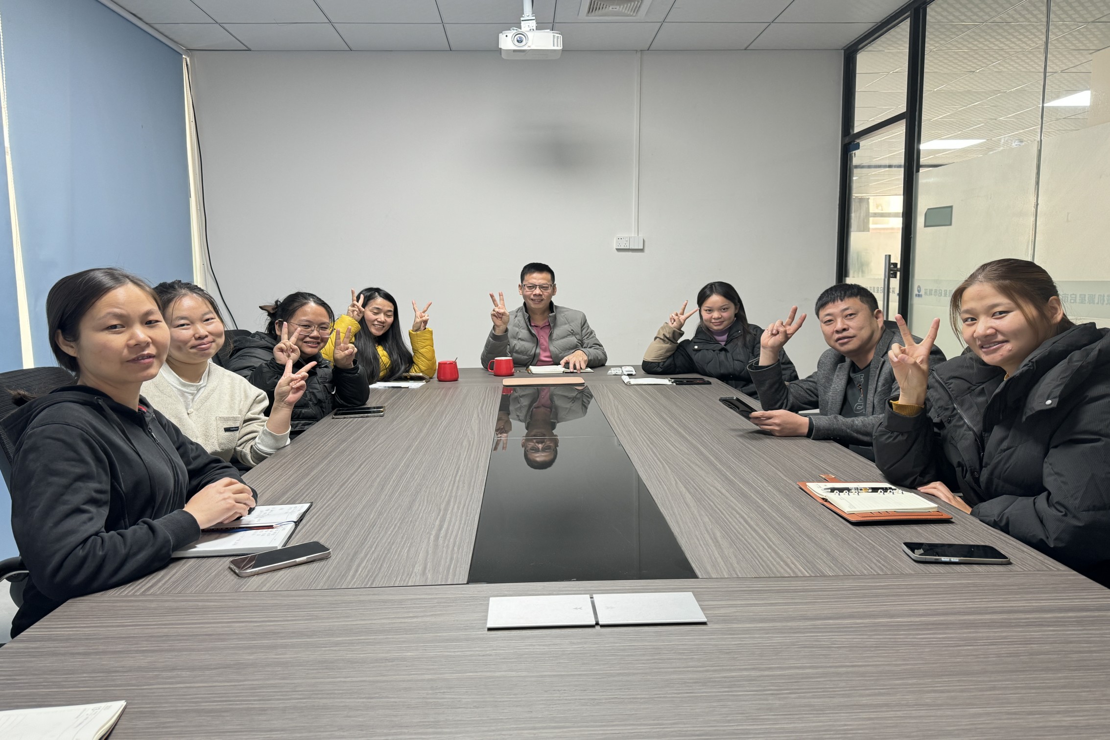 „Shenzhen Qixingyuan“ įmonė rengia 2024 m. Metinį santrauką, laukdamas Naujųjų metų tikslų